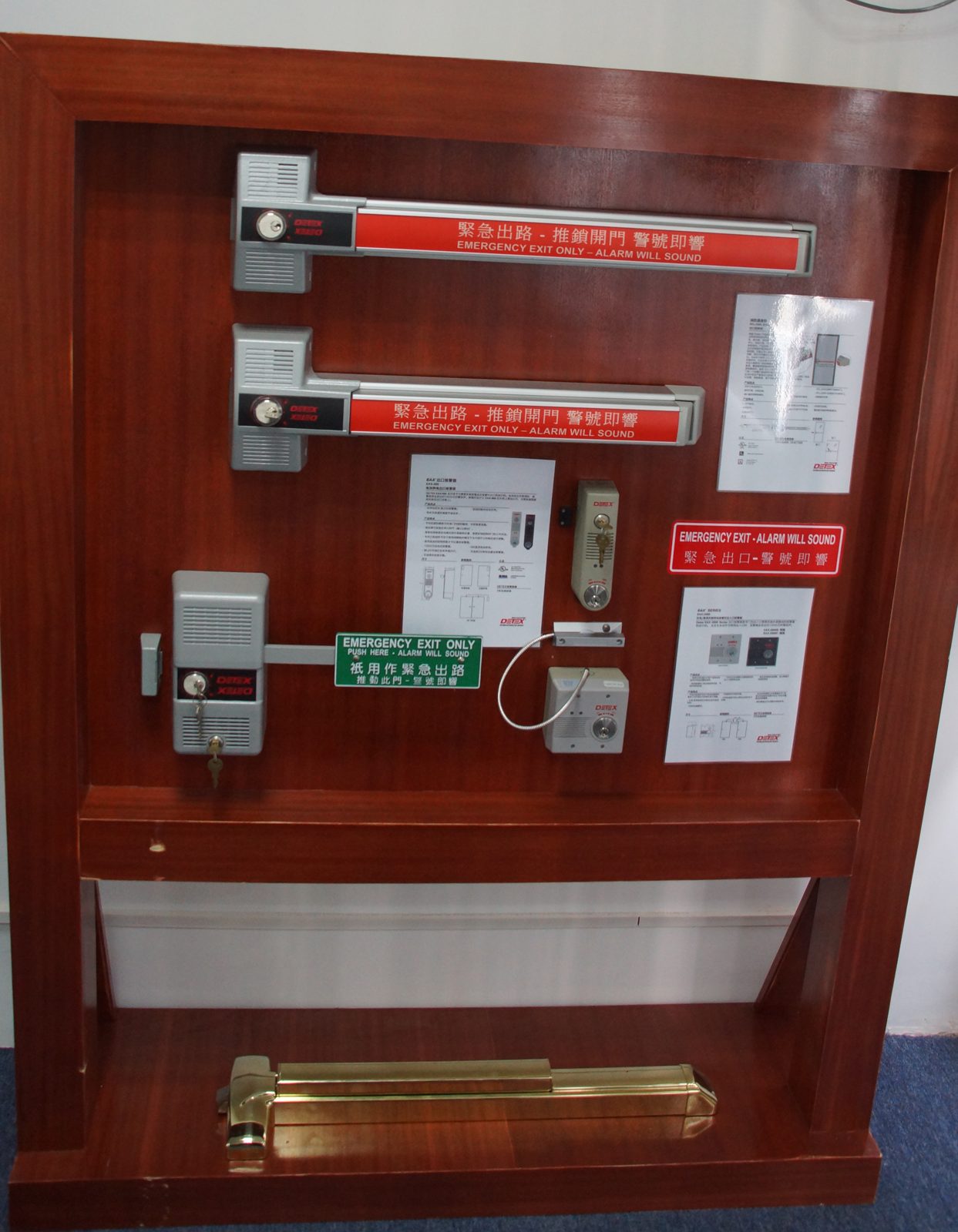 深圳办公室的 ECL 系列演示板，装有 ECL-230D 与配套指示牌