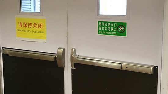 上海某主题乐园的防火双门,装有重型出口推杆装置
